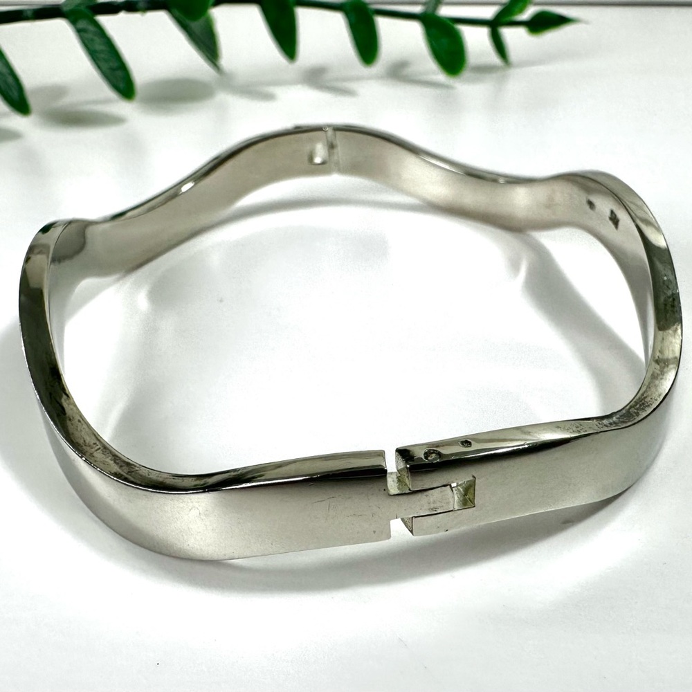 ❌SOLD🤍925 MEX Sterling Silver Wavy Hinged Bangle - Picture 5 of 13